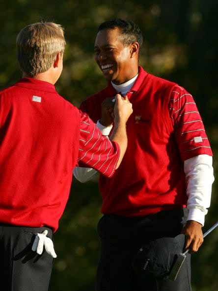 -总统杯球员并肩作战 米克尔森与球童齐看线_