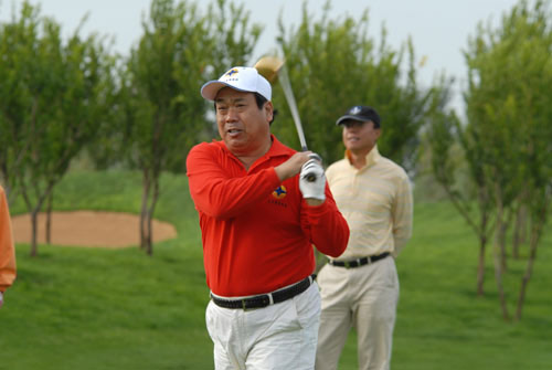 图文-贺龙杯邀请赛 北京星牌董事长甘连舫开球