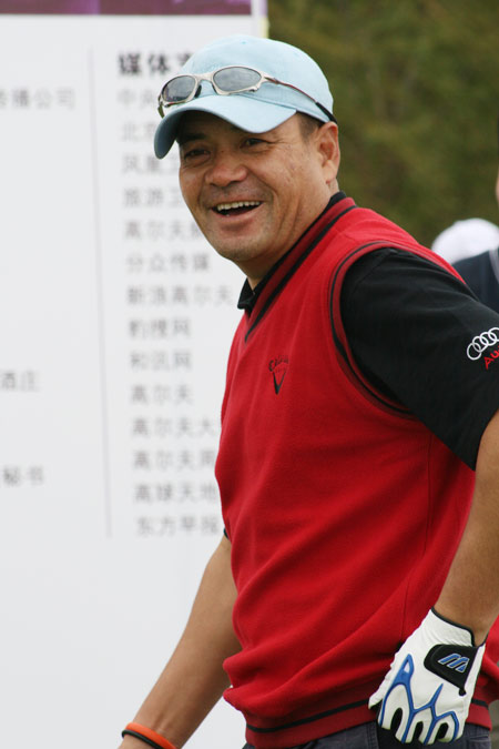 图文全明星高尔夫总决赛首轮尤勇赛前亮相