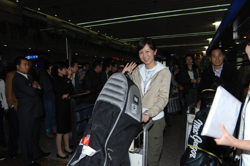 图文-全明星高球队抵达机场 主持人潘蔚_综合