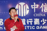 佱