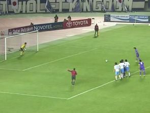 另类恶作剧 球员胆大包天竟扒裁判短裤|南美足球