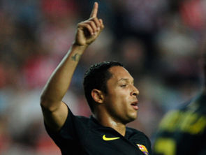 梅西手术刀传球撕裂防线 葫芦娃晃过门将打偏