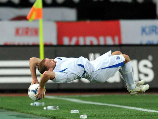 [新浪体育] 在不久前的一场美国高中足球比赛中