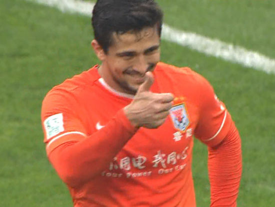 【1分钟2次越位破门 边裁准确判罚野牛点赞. 来