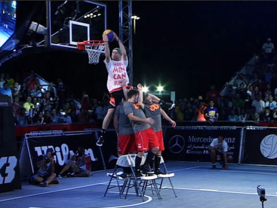 视频-国际篮联3v3扣篮大赛 白人扣将虐心暴扣
