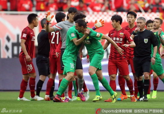 队友拦住愤怒的德扬