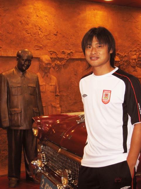 图文-亚泰将士参观一汽车展 杜震宇车模新体验