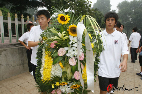 图文-昔日弟子参加王洪礼追悼会 辽足队员献花