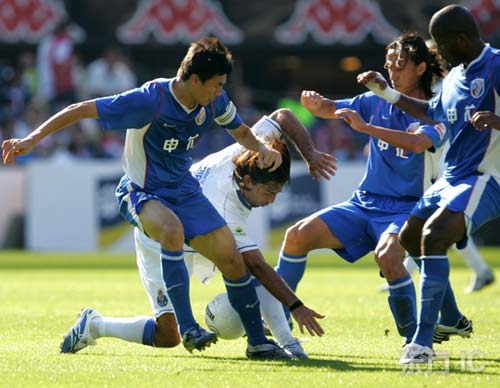 [体育瞬间]著名球霸李伟锋球场暴力集锦