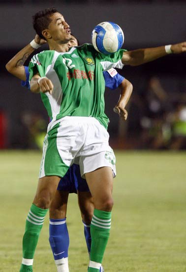 -[中超]北京国安2-3上海申花 提亚哥奋力护球_