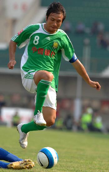 图文-[中超]河南建业1-2北京国安 杨璞带球突破