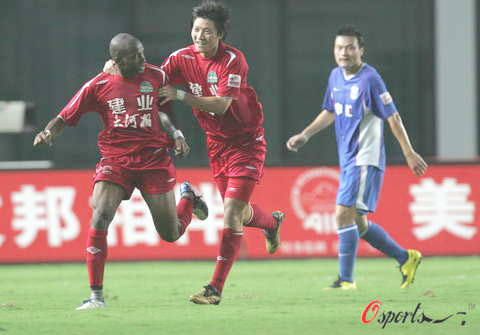 图文-上海申花VS河南建业 戈麦斯与队友庆祝进