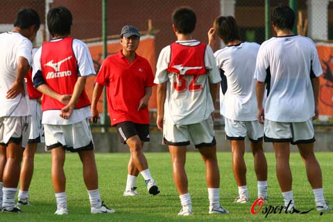 图文-武汉光谷备战中超第19轮裴恩才布置破敌