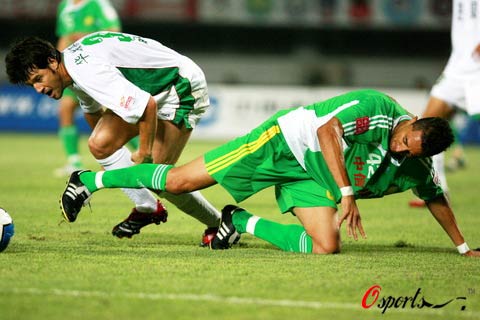 图文-[中超]北京国安1-0巴贝绿城 堤亚戈的扫堂