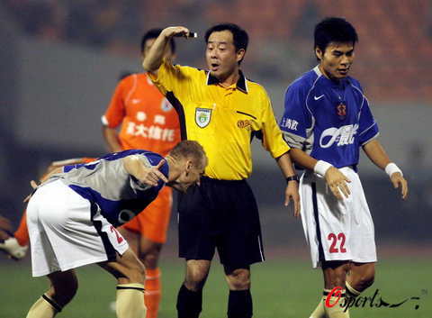 图文-[中超]山东鲁能VS深圳上清饮 解释对裁判