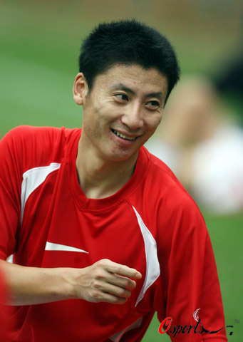 图文-山东鲁能冒台风猛练射门 舒畅谈笑风生_