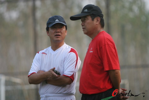 图文-裴恩才入主河南建业带队训练 现场交流经