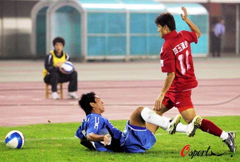 图文-[中超]河南建业VS青岛中能 何滨带球突击