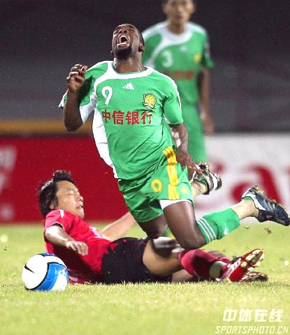 图文-北京国安0-1长春亚泰 马丁内斯突破时被绊