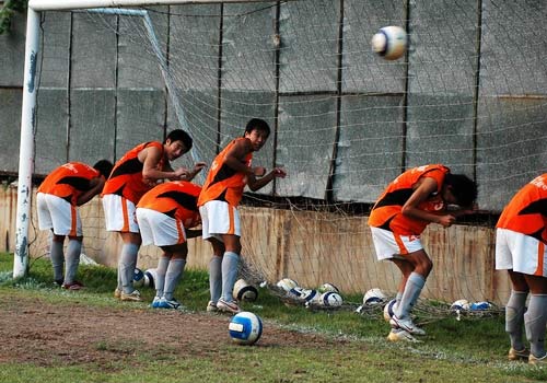 图文-深足刻苦备战中超联赛 传统游戏 砸屁股