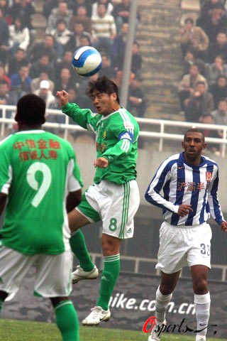 图文-[中超]陕西宝荣VS北京国安 杨璞头顶 圆月