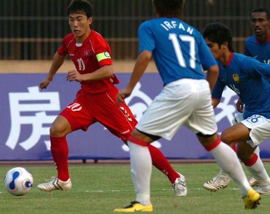 图文-亚青赛预选赛12日赛况 安日范带球突破_