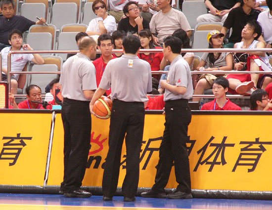 NBDL大使队完胜委内瑞拉 裁判争议哨引发现场