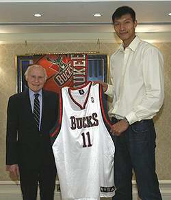 易建联与雄鹿正式签约 合同2+2薪金将超千万美