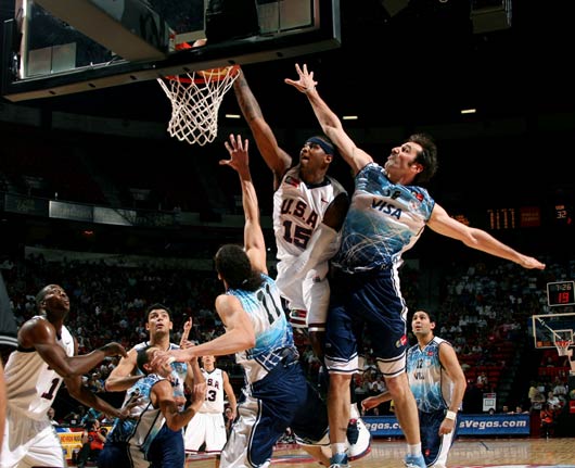 安东尼诠释何为21世纪前锋 隔人暴扣摧毁对手