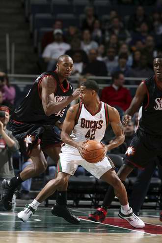 密城专家称雄鹿咎由自取 易建联签约阻碍贝尔