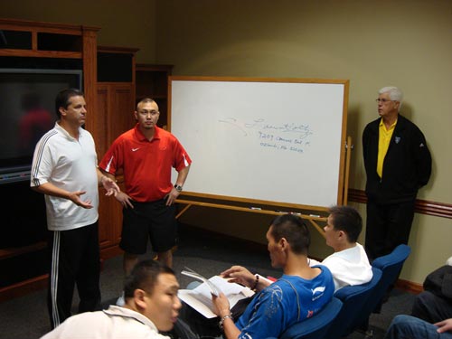 中国篮球教练在美国接受培训 前NBA明星将全