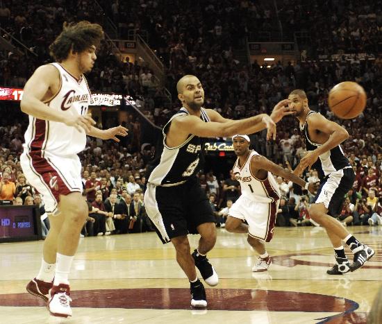 图文-NBA总决赛帕克当选MVP 首位国际球员获