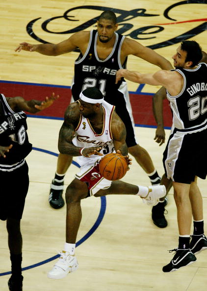 图文-[NBA总决赛]马刺vs骑士 詹姆斯陷入三人