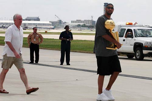 图文-马刺队返回圣安东尼奥 邓肯怀抱总冠军奖