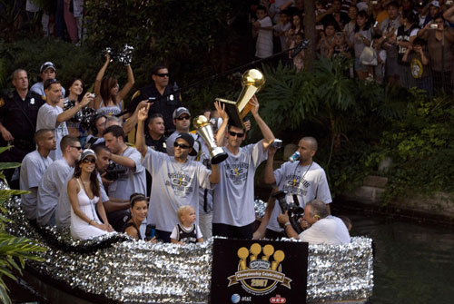 ͼ��-����Я�ܹھ������ʴ�������������ɷ��