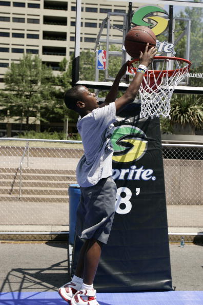 图文-NBA夏日街头篮球嘉年华 小球迷也玩双手