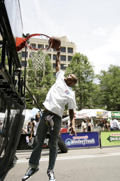 图文-NBA夏日街头篮球嘉年华 单手暴扣绝非难