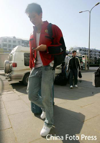 图文-孙悦篮球生涯回顾 休闲装扮显示身材_篮