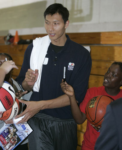 图文-选秀热门易建联的纽约故事 签名忙个不停