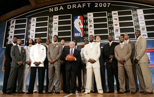 图文-2007年NBA选秀大会 斯特恩与众新星在一