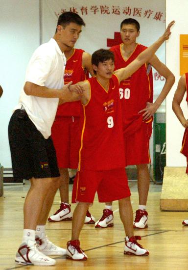 图文-nba"亚洲区篮球无疆界"活动 姚明一丝不苟