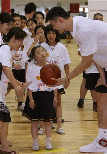图文-NBA球星助阵特奥篮球训练营 姚明教导小