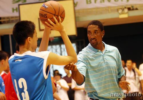 图文-皮蓬参加北京四中训练营 皮蓬一丝不苟_