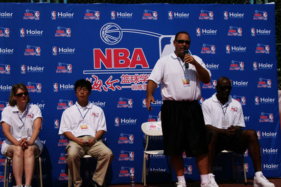 图文-NBA海尔篮球学院青岛训练营开营 教练科