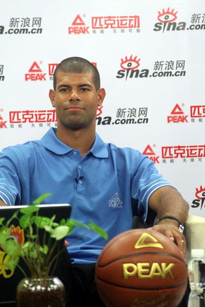 图文-火箭队球星做客新浪聊天 巴蒂尔代言匹克