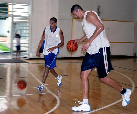 图文-孙明明在墨参加体能训练 身高成为最大优