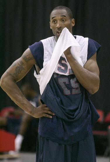 图文-科比亮相美洲锦标赛训练营 训练中忙里偷