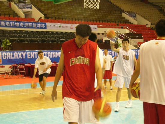 图文-中国男篮备战斯杯首战 王治郅心中只有篮