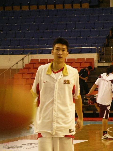 图文-[斯杯]中国男篮赛前热身 <em>孙悦</em>换了个新发